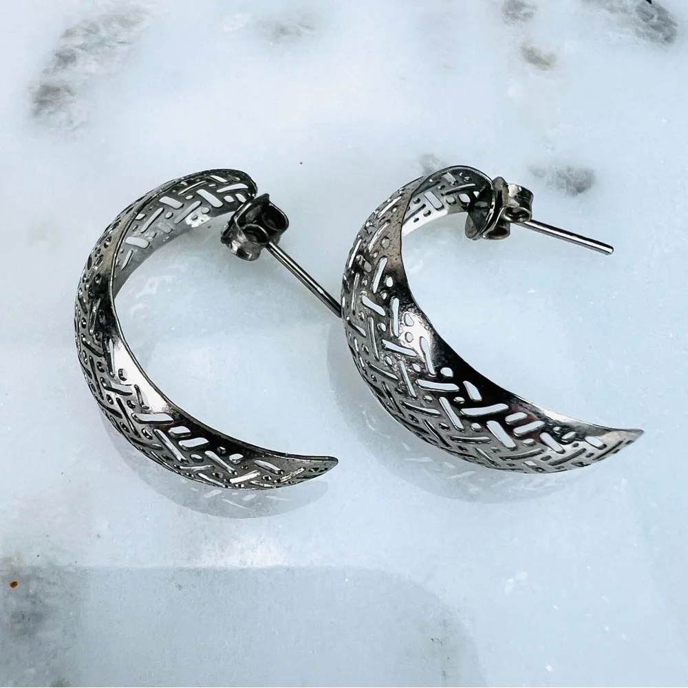 Vintage aged Silvertone cut out lightweight half hoop pierced earrings